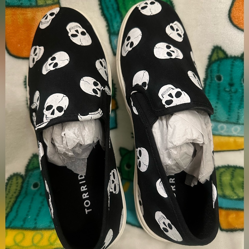 NEW size 9 Torrid Black & White Skull Print Canvas Slip On Shoes